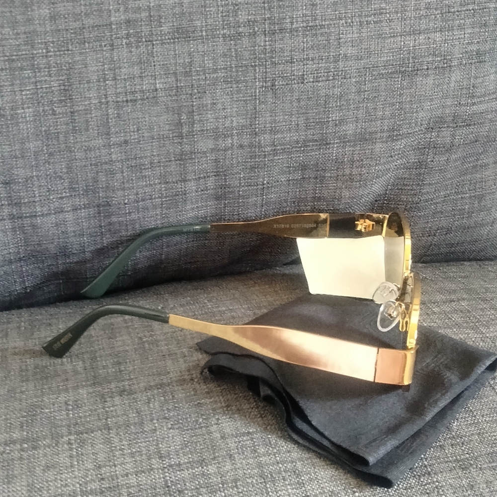 Steve Madden Mystie Gold Sunglasses with Dark Lenses And Black Case - Picture 5 of 6
